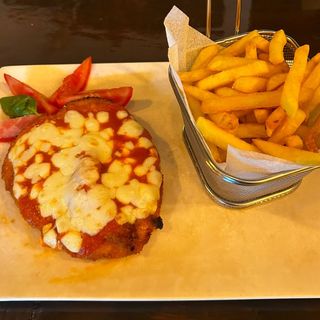 Milanesa De Pollo Con Tomate Y Mozzarella