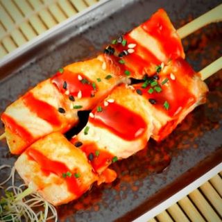 62. Brocheta de salmón (3 uds.)