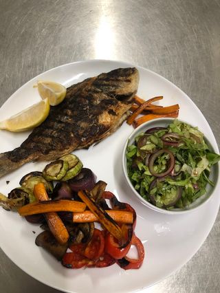 Dorada la gratar cu legume si salata verde