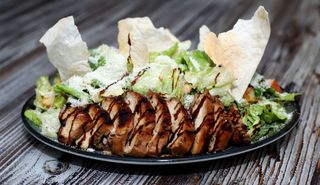 გრილზე შემწვაცრი ქათმის სალათი 