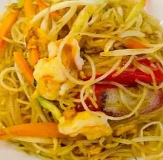 70 Spaghetti di riso con frutti di mare