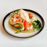 Pankejki sa sirom, lososom i poširanim jajetom