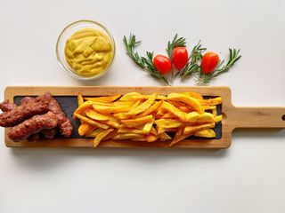 Mititei cu cartofi prajiti si mustar