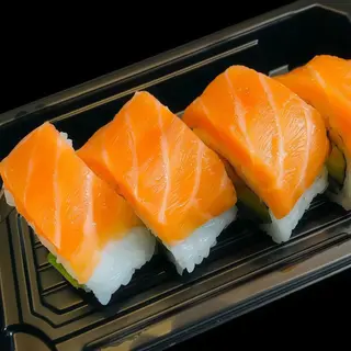 Uramaki de salmón (4 pzs.)