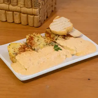 Tortilla de papas con crema de almogrote y pimentón de la vera.