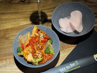 ЛОКШИНА ФУНЧОЗА З КУРКОЮ ТА ТЕРІЯКІ СОУСОМ (310g)