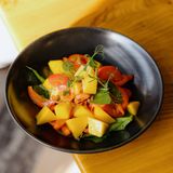 Пикантный салат с манго