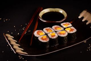 Maki Salmón Noruego Mango Exótico 