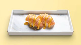 Нигири с грилована сьомга и манго сос