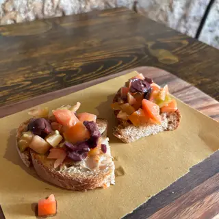 Pomodoro olive capperi e alici