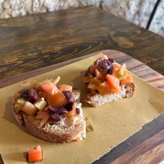 Pomodoro olive capperi e alici