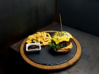 Бургер з куркою та беконом (300/100/30г)