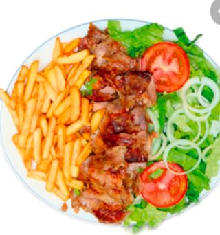 Plato kebab con Pan  ( patata . Ensalada y carne )
