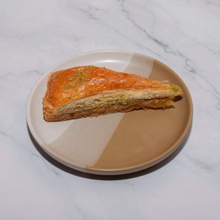 Rolovana baklava sa pistacijom 1 komad