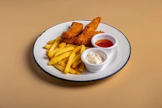 Куриные стрипсы с картофелем фри.