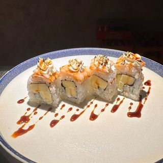Uramaki mango ebi roll