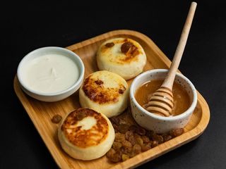 Сирнички з родзинками (200 грам) (200g)