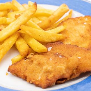 Escalopa de pollastre amb patates fregides