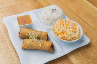 Sajgonki z sosem, ryżem i surówką