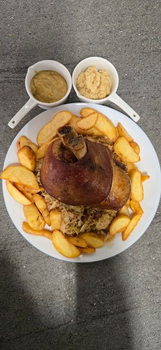 Golonka z łódeczkami i kapustą zasmażaną