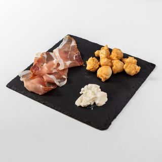 Ficattole, prosciutto crudo e stracchino 