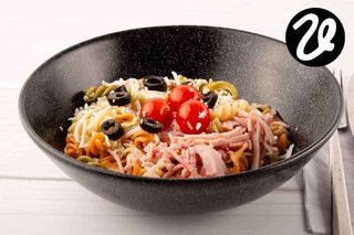 Ensalada de espirales con jamón y queso 