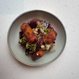 ჭარხლის სალათი თხის ყველით / Beetroot Salad with Goat Cheese