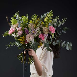 Buchet Ro-man-ce on the moon