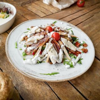 Rustikalna grill salata s piletinom i pancetom