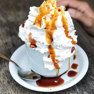 Helado Con Sirope Y Nata