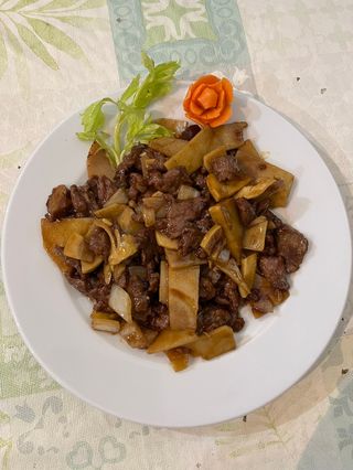 Ternera con Bambú y Setas Chinas