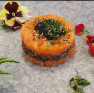 75. Tartar de salmón con trufa