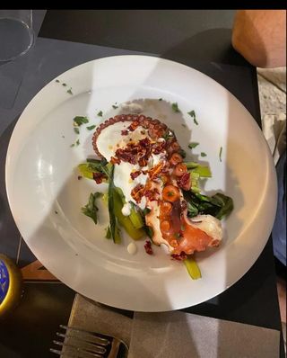 Polpo scottato sul letto di hummus di ceci e paprika