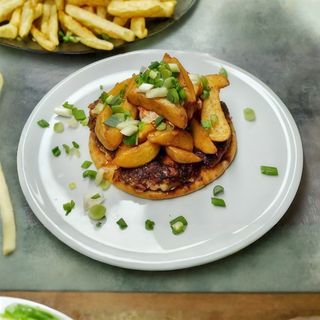 Gurmanska pljeskavica sa urnebes salatom i wedges krompirom