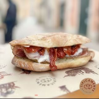 Bocadillo pesto e burrata