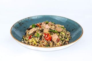 Tre cereali con verdure e tonno