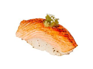 Nigiri z opalonym łososiem
