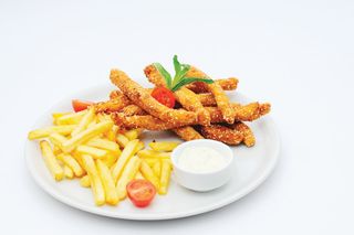 Pileći pohovani štapići sa pomfritom 300 gr