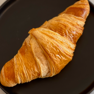 Francuski maślany croissant