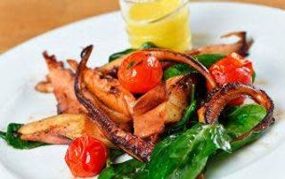 Пипала от гигантски калмар със спанак и чери доматки (250г)