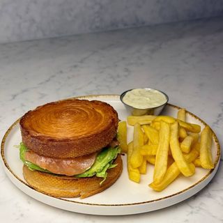 Сендвіч з лососем та картоплею фрі(215г)