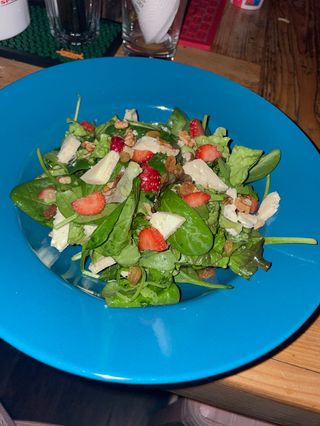 Салата със спанак и синьо сирене, ягоди и стафиди,дресинг