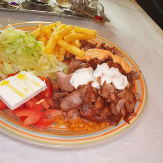 Plato de döner kebab de pollo.