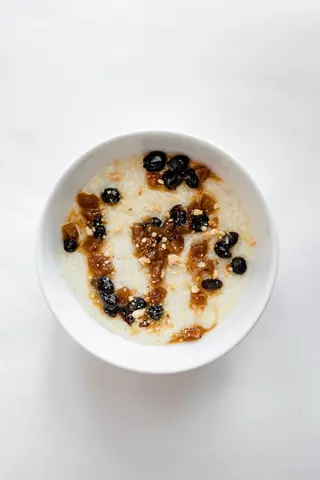 Каша рисовая с яблочным чатни