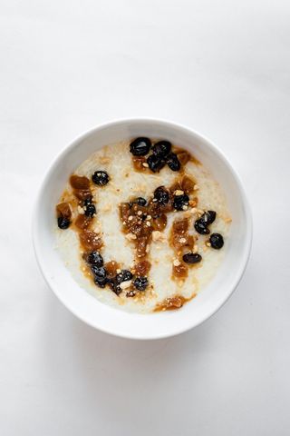 Рисовая каша с яблочным чатни и орехами