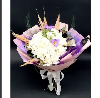 Buchet cu hortensia alba,frezii sau lisianthus