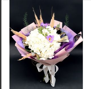  Buchet cu hortensia alba frezia/lisianthus 