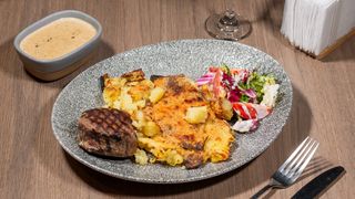 MUSCHI DE VITA  CU CARTOFI ZDROBITI IN COAJA SI SOS DE PIPER VERDE