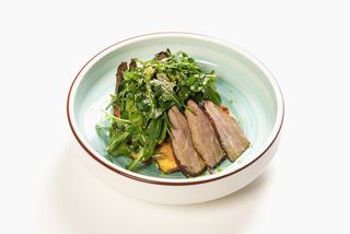 Теплый салат с хрустящими баклажанами