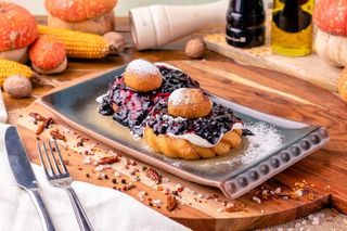 Papanași cu smântână și dulceață 